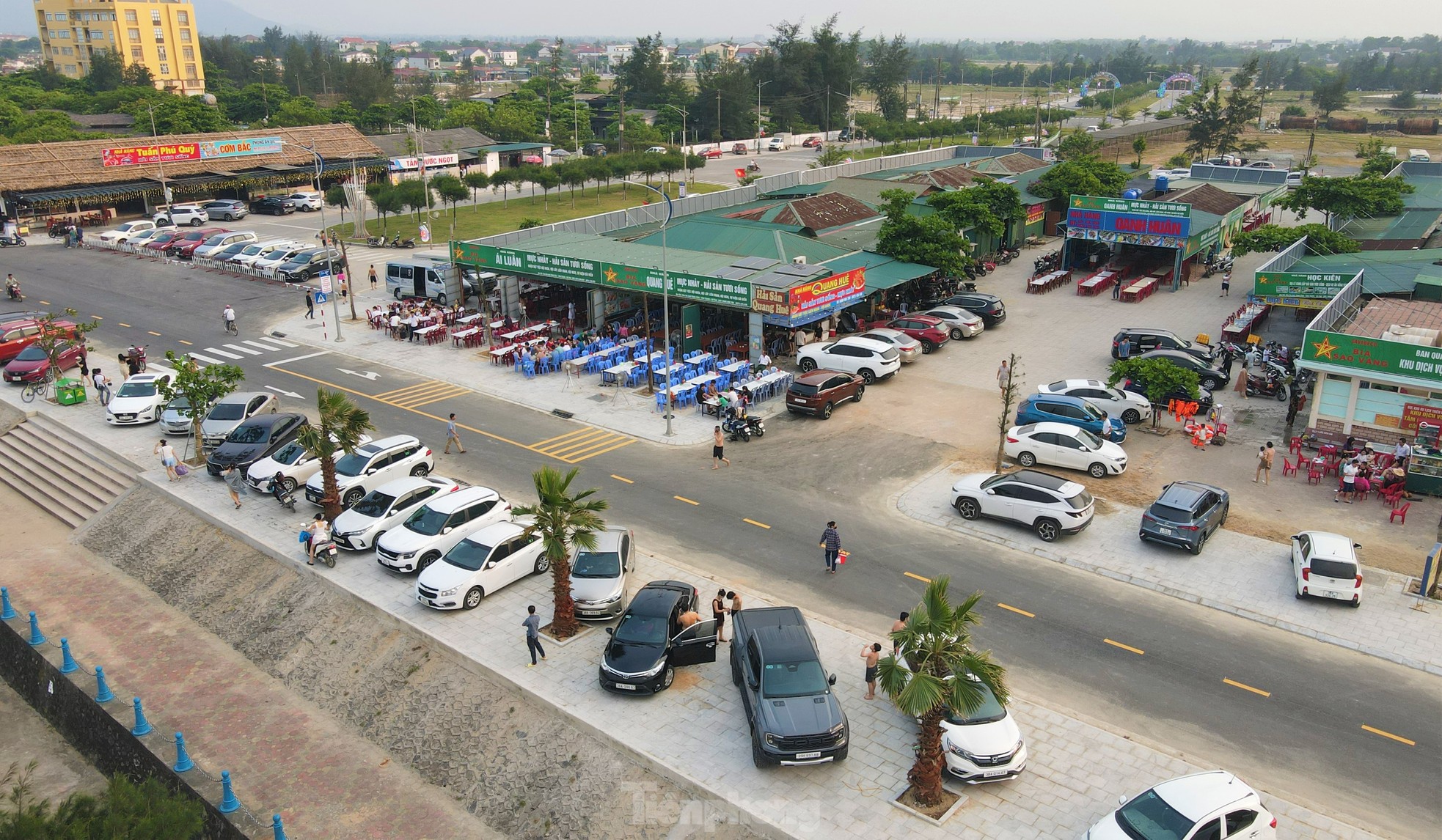 Les touristes viennent à la plage de Thien Cam pour se « rafraîchir » photo 14