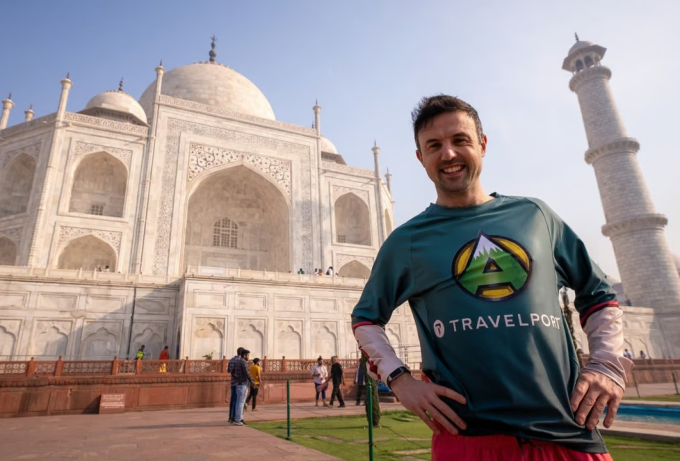 Jamie McDonald ថតរូបអនុស្សាវរីយ៍នៅមុខ Taj Mahal។ រូបថត៖ Travelport