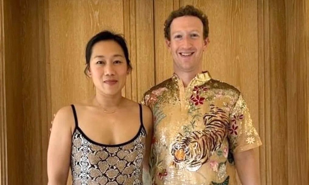 Mark Zuckerberg ទាក់ទាញការចាប់អារម្មណ៍ជាមួយនឹងអាវនាគ និងផ្កាឈូក