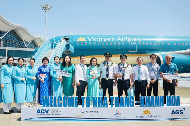 Vietnam Airlines вручает подарки 9-миллионному пассажиру в Кханьхоа