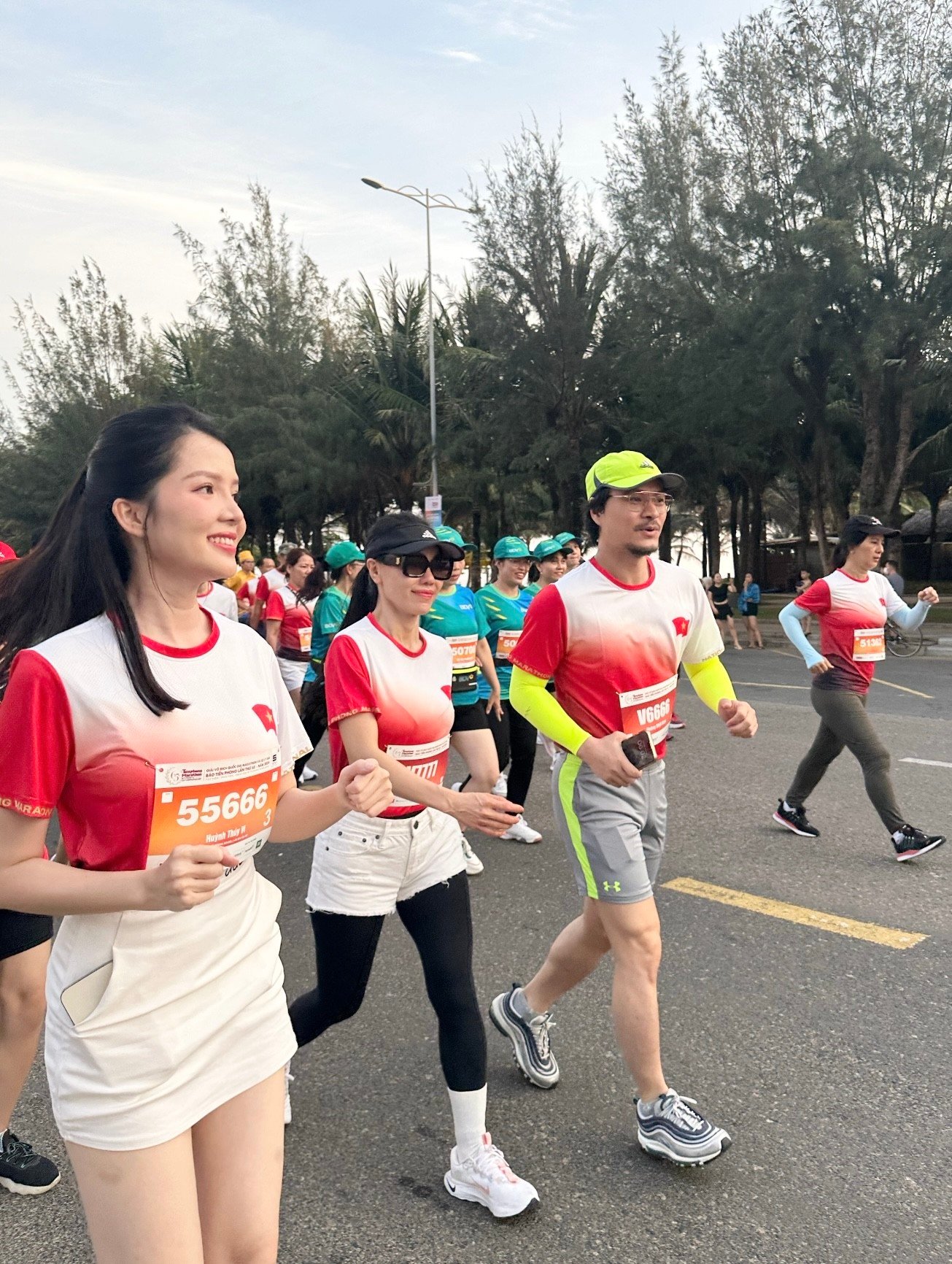 Die Zweitplatzierte Phuong Anh und ihr Mann liefen 10 km, Miss Thuy Vi kam beim Tien Phong Marathon 2024 problemlos ins Ziel, Foto 7