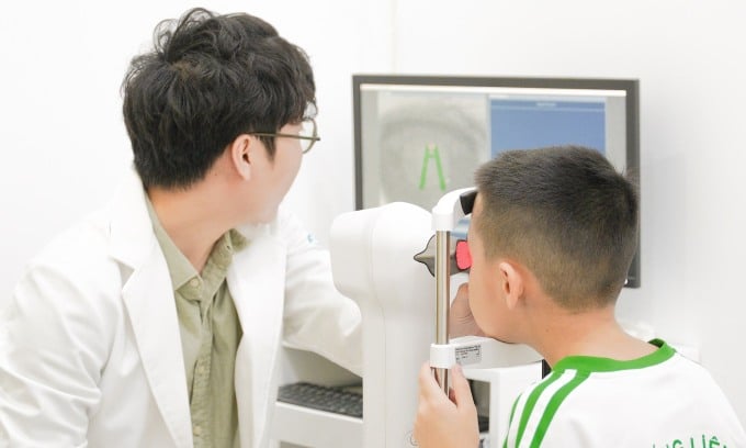 A doctor at the FSEC Children's Eye Center is examining a child's eyes. Photo: Doctor provided