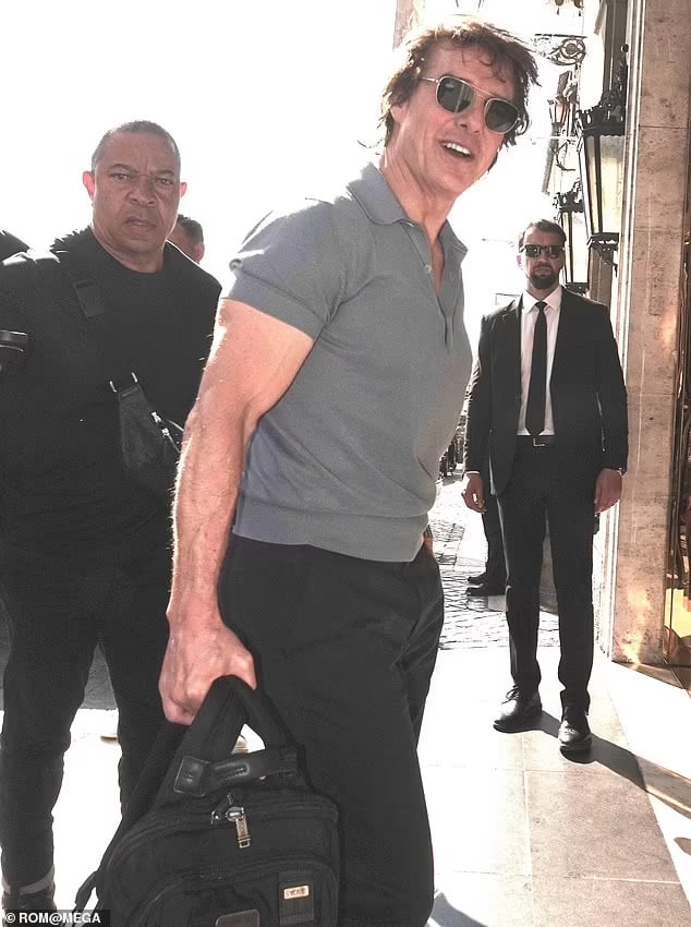 Tom Cruise khoe cơ bắp, tươi tắn hội ngộ tình cũ - Ảnh 1.