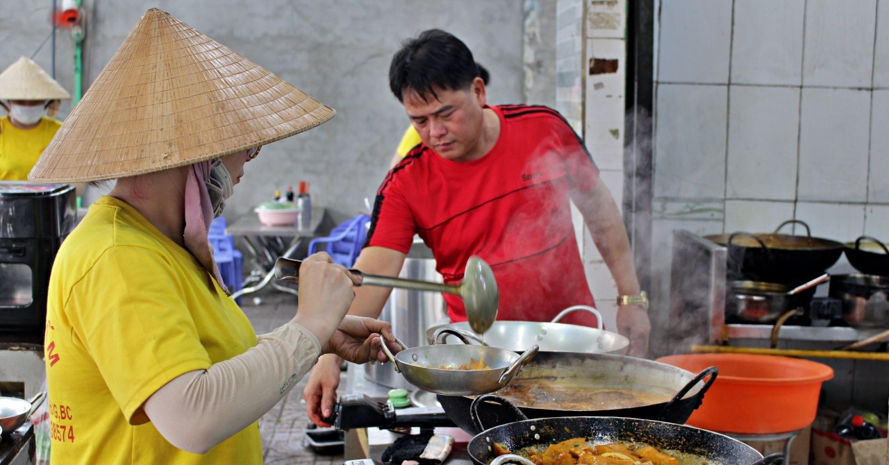 Unique restaurant in Ho Chi Minh City, owner cooks 30 dishes every day without a pot