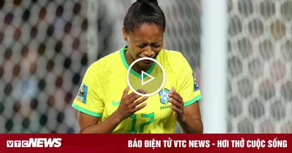 Tiền đạo Brazil bật khóc khi lập hat-trick đầu tiên của giải