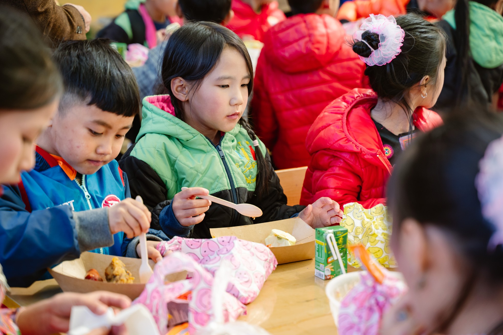 손라 산악지대 어린이들에게 따뜻한 코트 1만1000여 벌 전달 사진 9