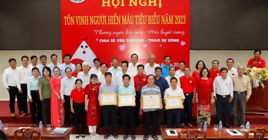 Tien Giang honra a 144 grupos e individuos del movimiento humanitario de donación de sangre