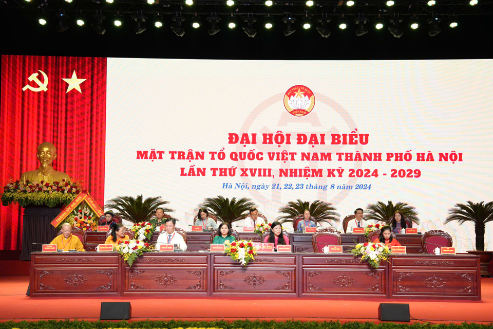 El Presidium del XVIII Congreso del Frente de la Patria de Vietnam de la ciudad de Hanoi en la primera sesión de trabajo