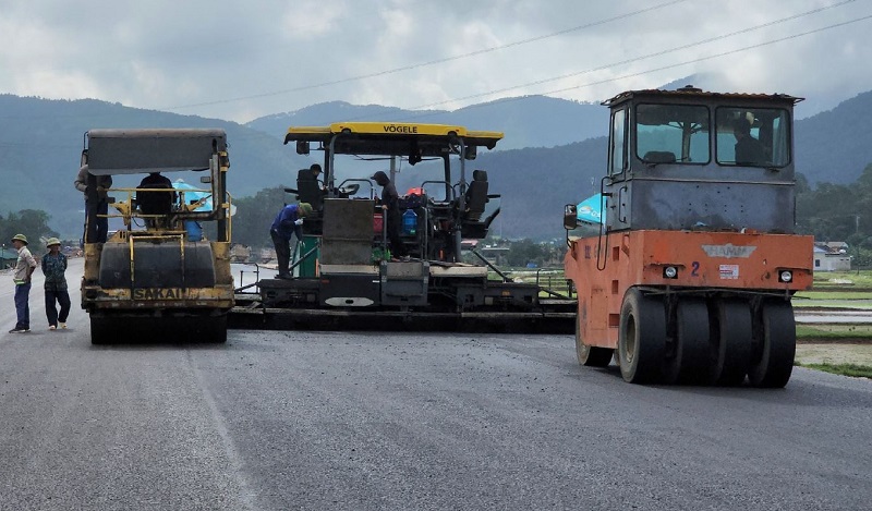 Thi công thảm bê tông nhựa tại Dự án cao tốc Diễn Châu - Bãi Vọt. (Ảnh: TTXVN).