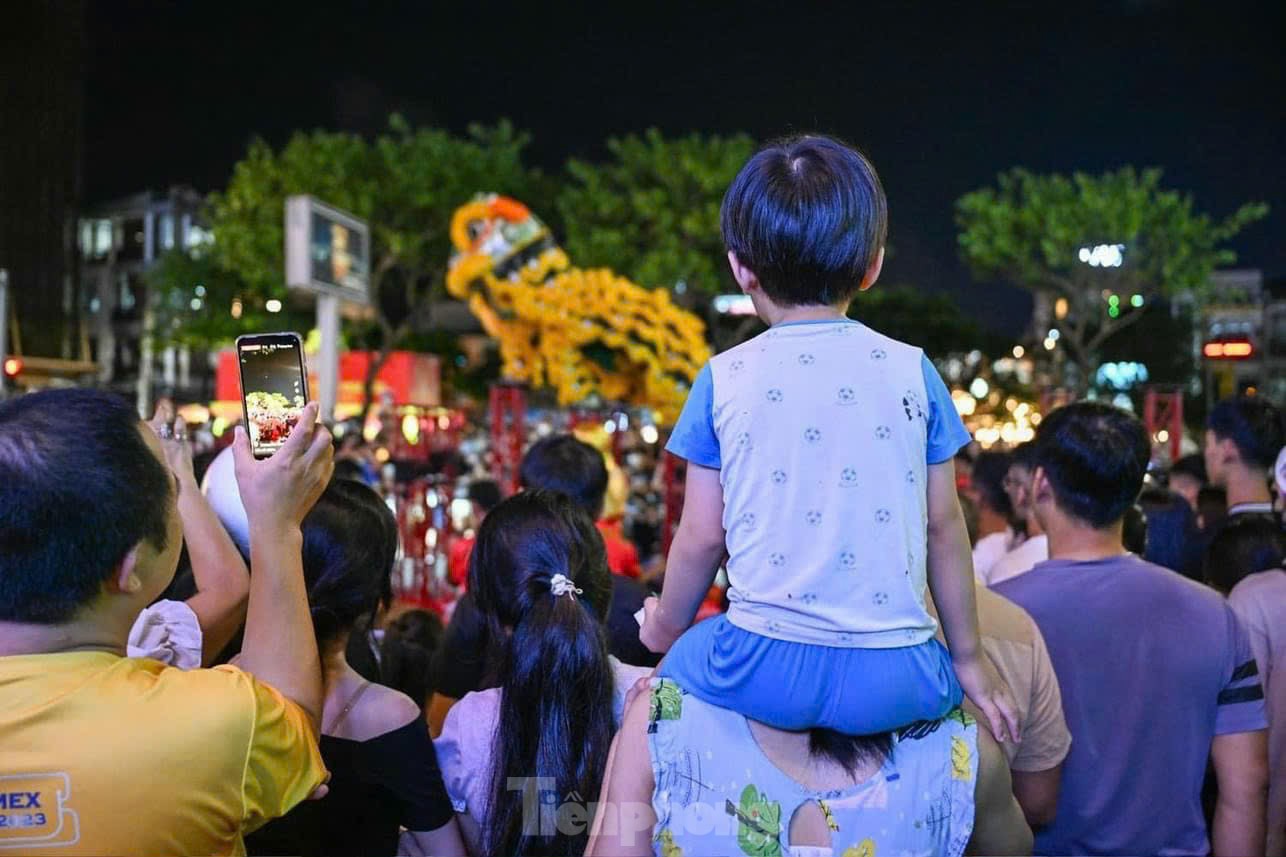 Las calles de Da Nang están abarrotadas en la noche del Festival del Medio Otoño foto 4