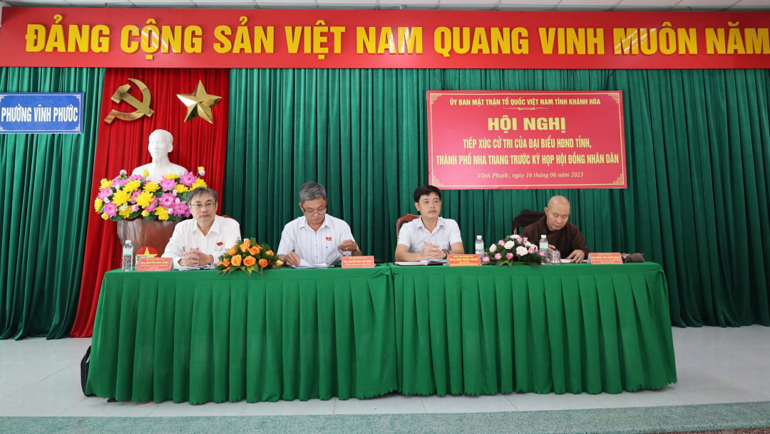 Los delegados del Consejo Popular se reunieron con los votantes de los barrios de Vinh Phuoc y Vinh Tho.