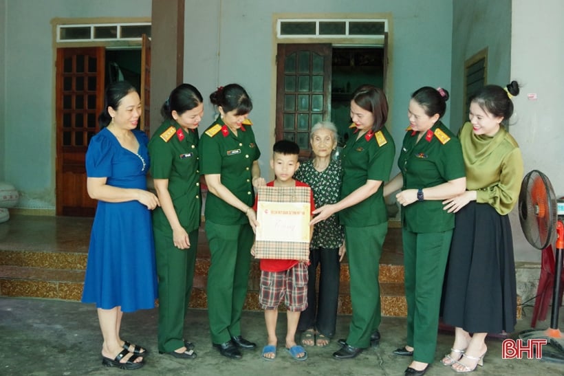 Répandre l'amour des femmes soldats aux malheureux