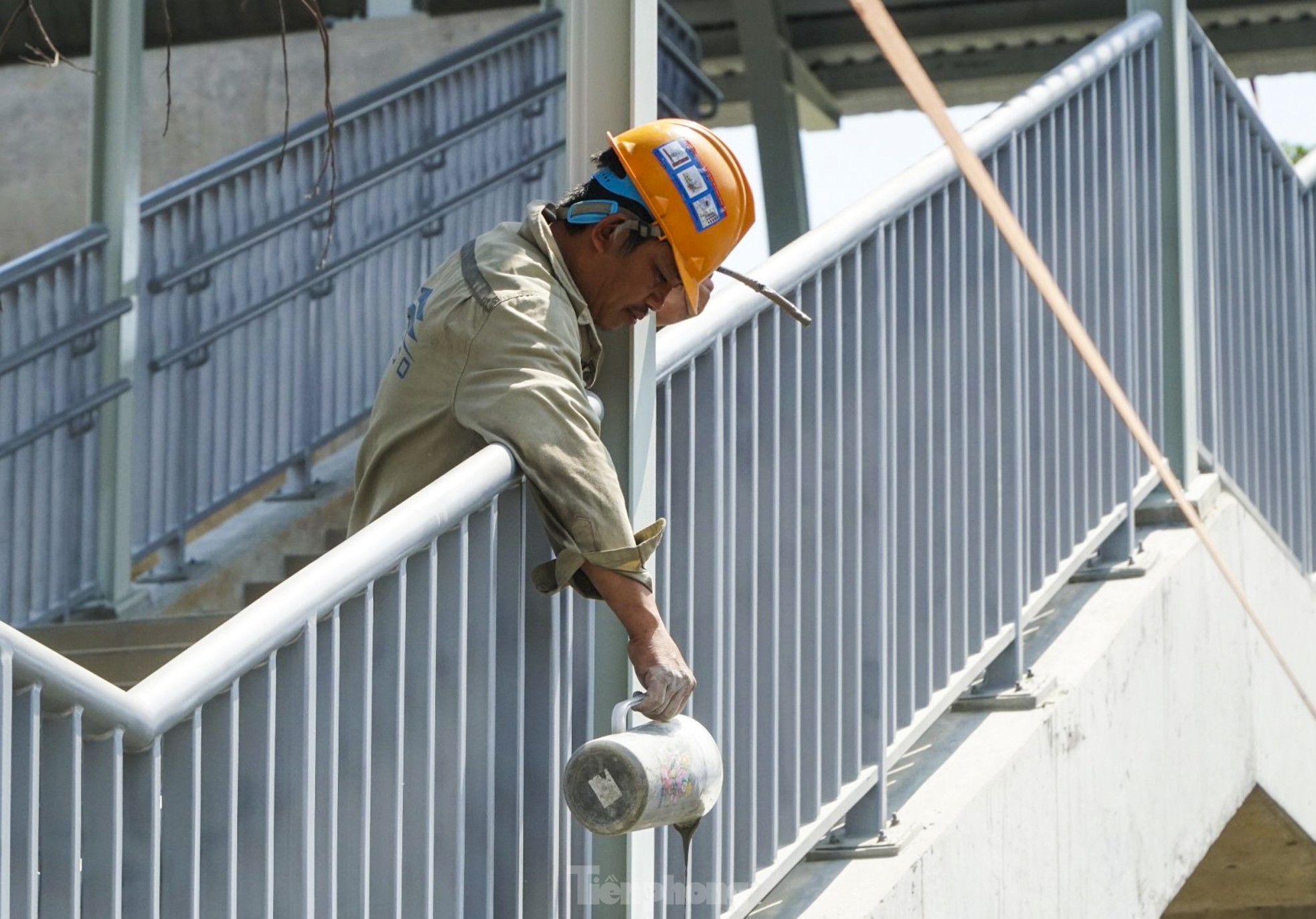 Baufortschritt der Fußgängerbrücke der U-Bahnlinie 1 in Ho-Chi-Minh-Stadt, Foto 6