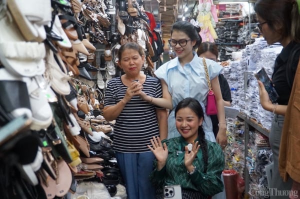 Händler auf dem traditionellen Markt in Da Nang können ihre Waren nur schwer per Livestream verkaufen