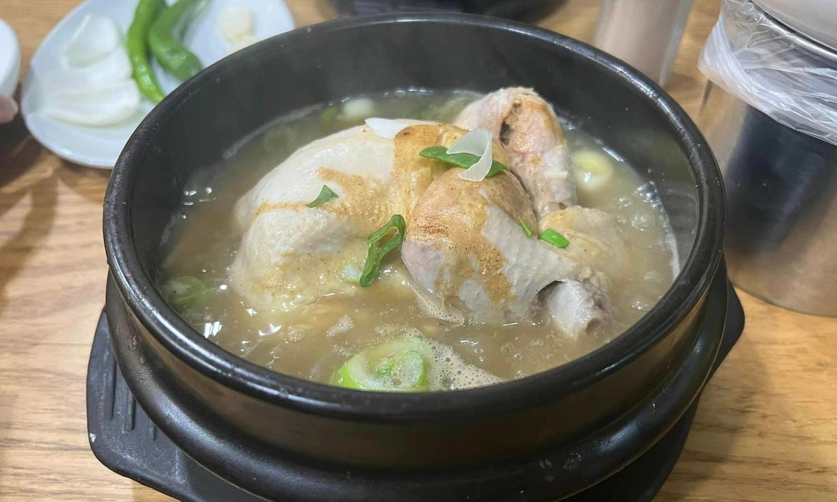 Ginseng chicken stew - a hot dish loved in summer