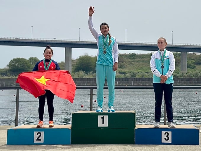 Nguyen Thi Huong (à gauche) a remporté une médaille d'argent et un billet olympique dans l'épreuve de sprint en canoë C1 200 m. Photo : Canoë et aviron au Vietnam