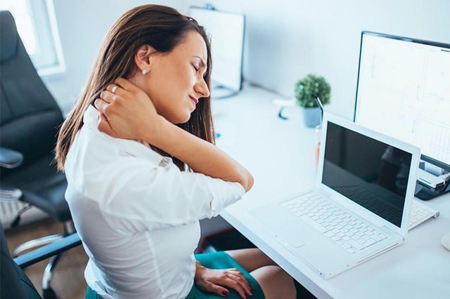 5 bài tập thể dục cho dân văn phòng hay bị đau vai gáy cổ- Ảnh 2.