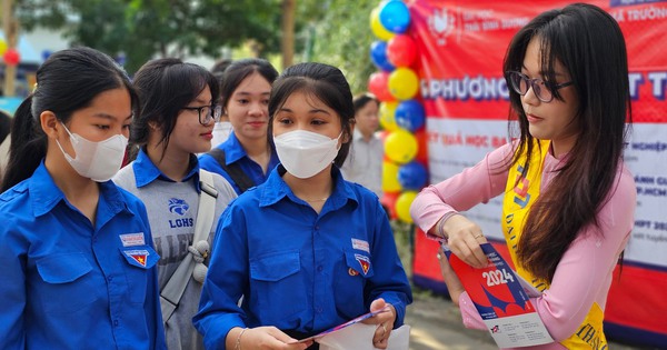 El stand de asesoramiento sobre la temporada de exámenes de Nha Trang atrae a miles de estudiantes