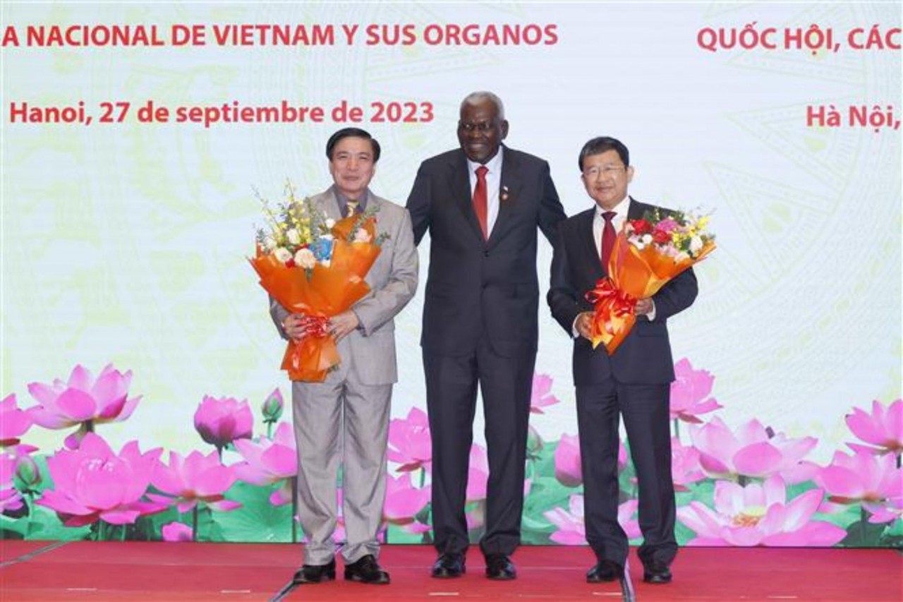 Chủ tịch Quốc hội Cuba Esteban Lazo Hernandez trao Huy chương Hữu nghị tặng Tổng thư ký Quốc hội, Chủ nhiệm Văn phòng Quốc hội Bùi Văn Cường và Chủ nhiệm Ủy ban Đối ngoại Vũ Hải Hà.. Ảnh: Doãn Tấn - TTXVN