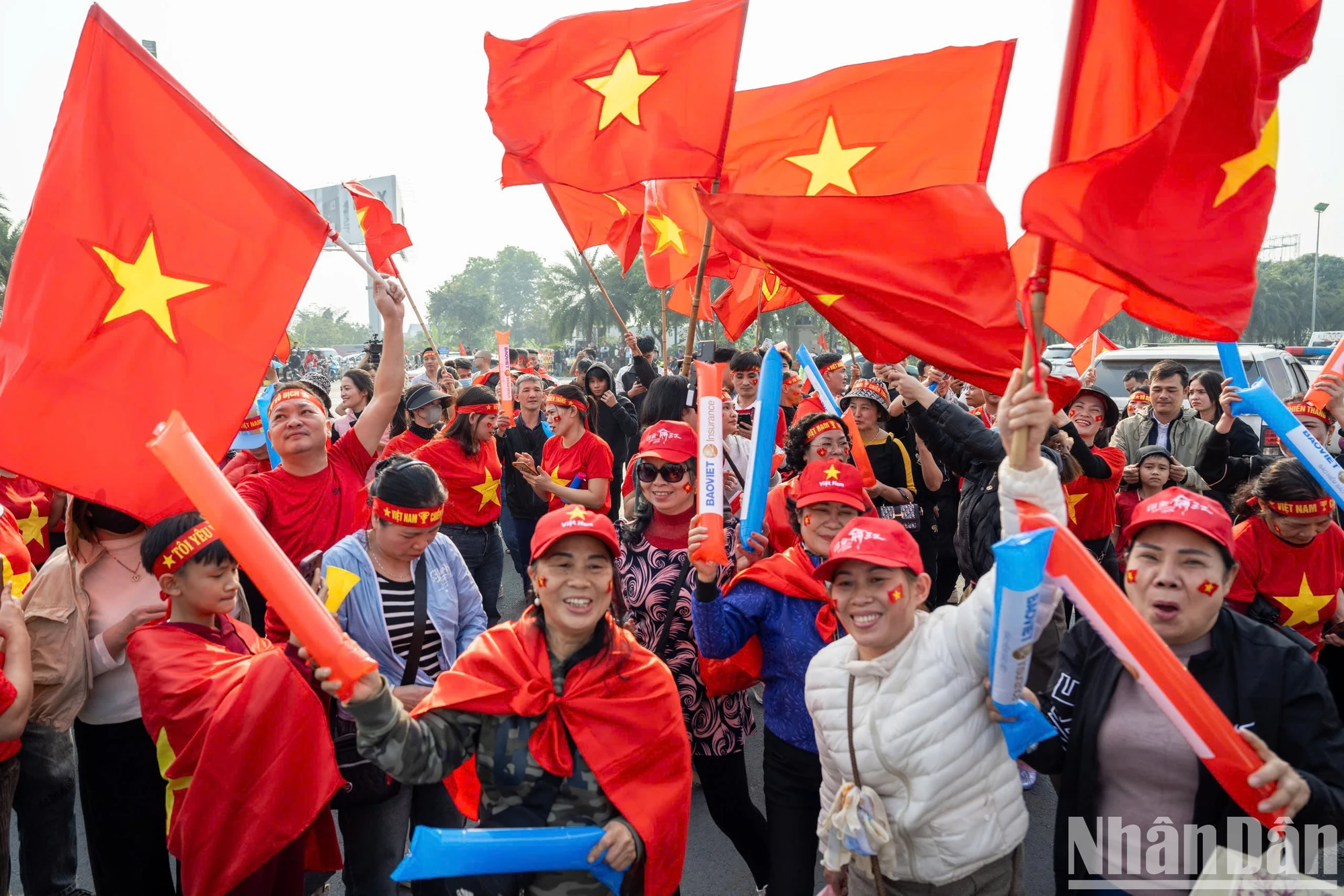 [Photo] Fans welcome the champions home photo 3