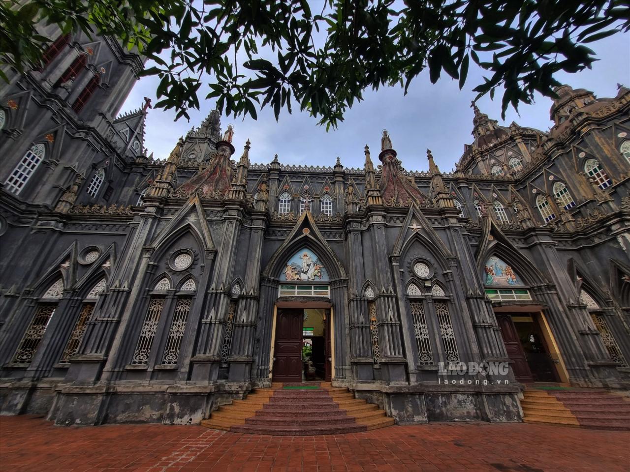 Die Hung Nghia Pfarrkirche ist mit einer Länge von 76 m, einer Breite von 33 m, einer Höhe von 24 m und zwei 60 m hohen Glockentürmen ein majestätisches und imposantes architektonisches Werk, das moderne Ideen, Denkweisen und architektonischen Stil zum Ausdruck bringt, sich aber dennoch harmonisch in die umgebenden Raumelemente einfügt.