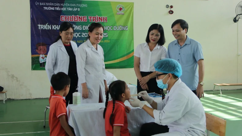 Atención dental gratuita para casi 500 estudiantes de la escuela primaria Tan Lap B, Hanoi foto 2