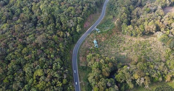 Which contractor is constructing the inter-regional road connecting Khanh Hoa - Lam Dong?