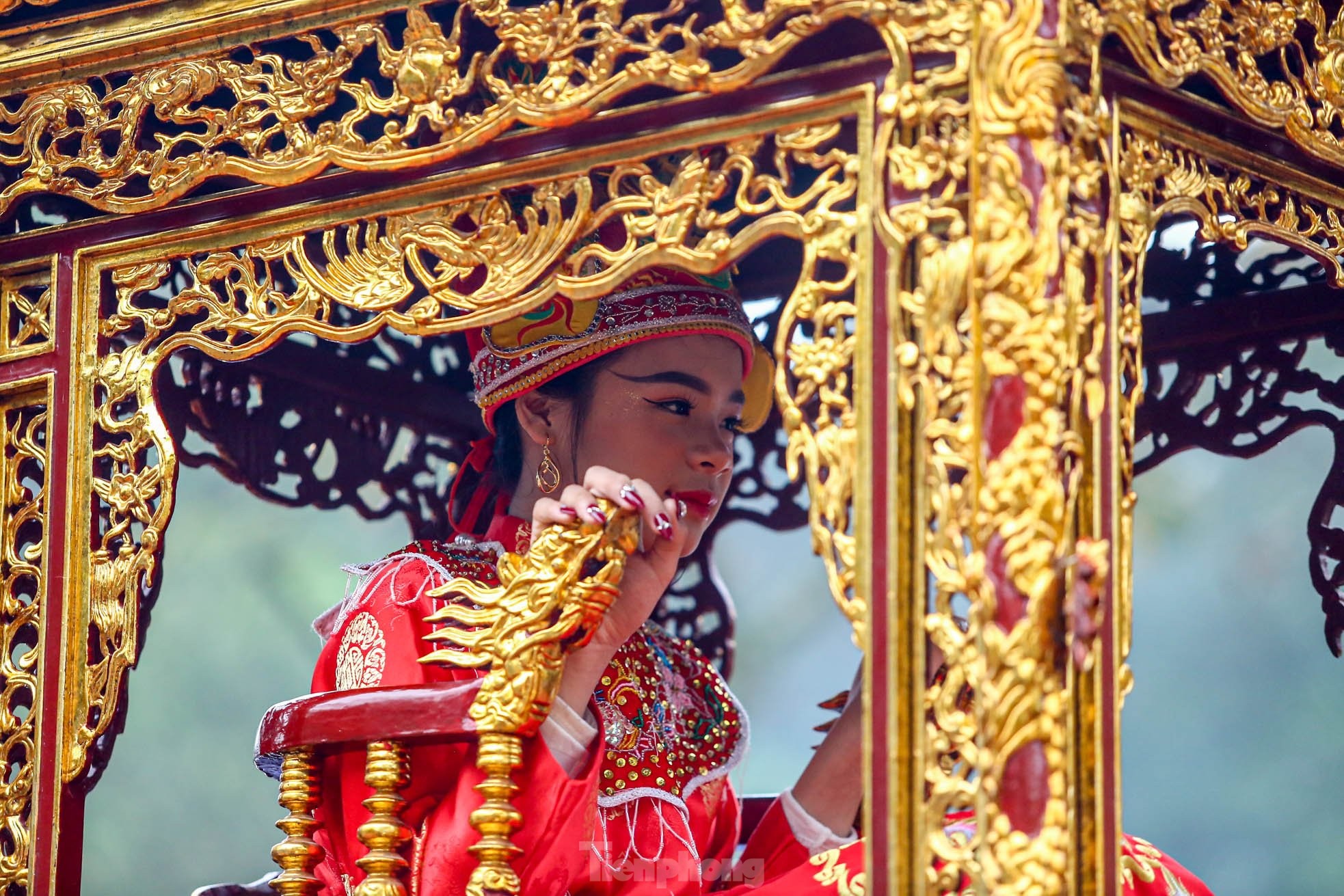 មនុស្ស​ម្នា​ប្រកួត​គ្នា​ដើម្បី​ផ្តល់​សំណាង​ដល់​ឧត្តមសេនីយ​អាយុ ១១ ឆ្នាំ​ក្នុង​ពិធីបុណ្យ Gióng រូបថត ២