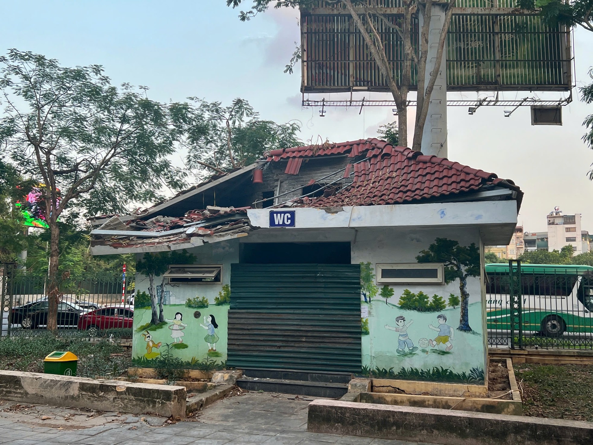 Dilapidated and degraded scenes at two large parks in Hanoi photo 19