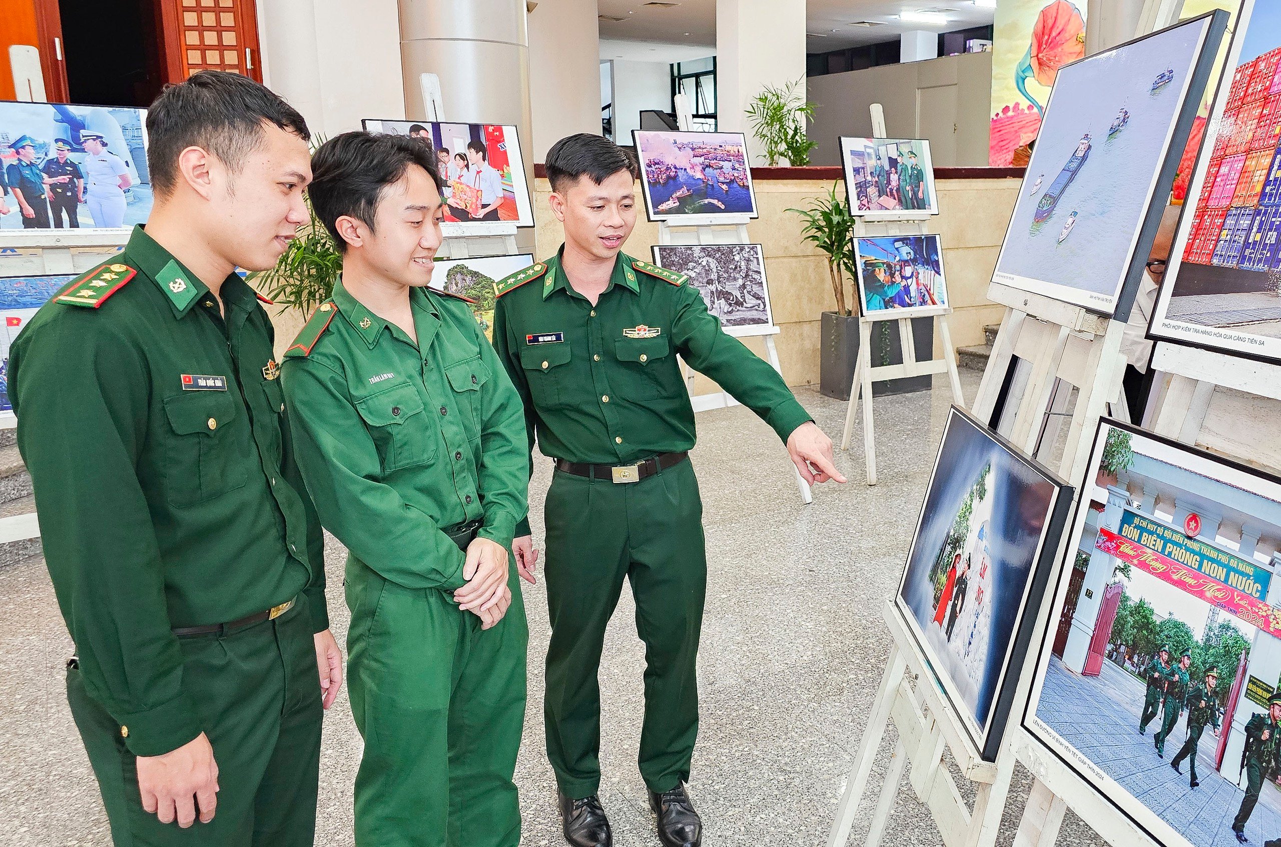 Đà Nẵng: Trưng bày ảnh thời sự nghệ thuật người lính quân hàm xanh  - Ảnh 3.