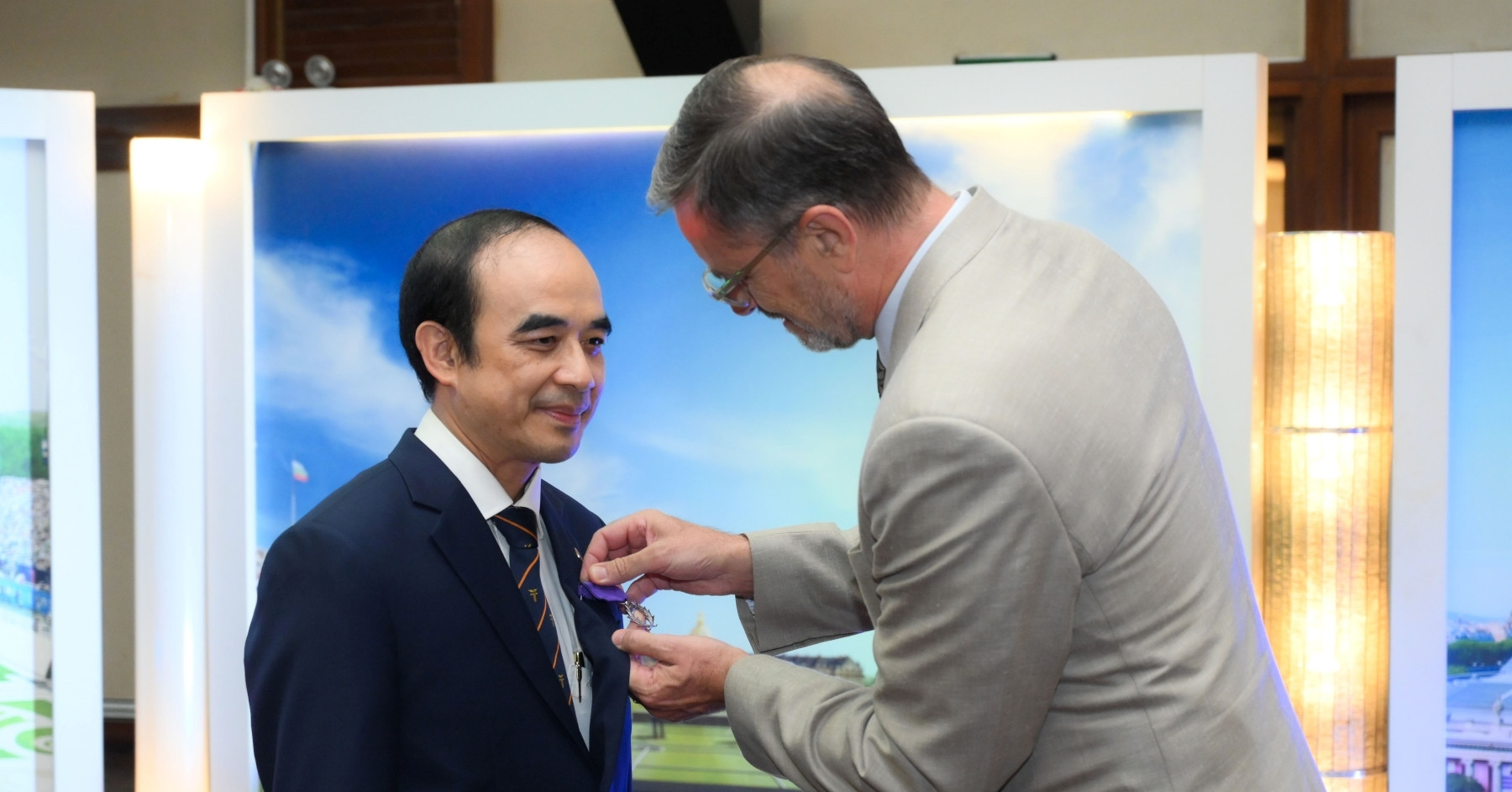 Le recteur de l'Université de médecine de Hanoi reçoit la médaille académique française