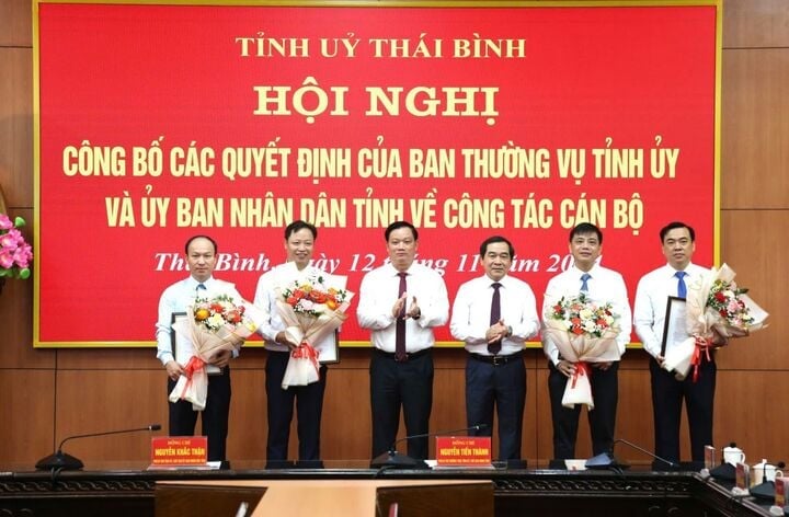 El Sr. Nguyen Tien Thanh, Subsecretario Permanente del Comité Provincial del Partido, Presidente del Consejo Popular Provincial y el Sr. Nguyen Khac Than, Presidente del Comité Popular Provincial de Thai Binh, presentaron decisiones y flores para felicitar a los funcionarios recientemente transferidos y designados.