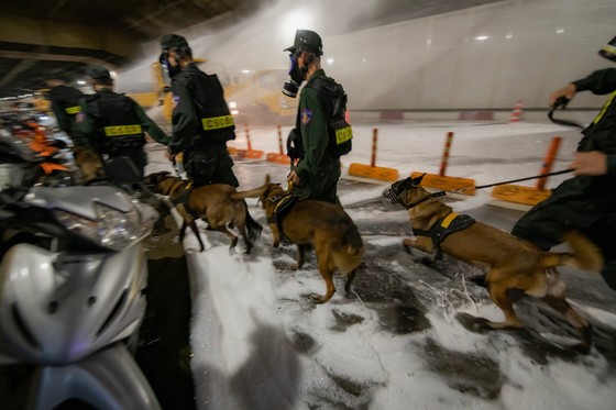 More than 1,279 people participated in a fire drill at the Saigon River Tunnel, photo 18