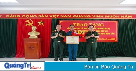 Khen thưởng Thuyền trưởng Trần Hữu Tân vì dũng cảm cứu người đuối nước