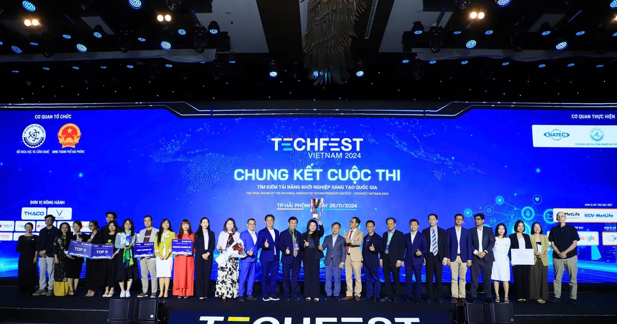 Cérémonie de remise des prix du concours national de recherche de talents créatifs pour startups Techfest Vietnam 2024