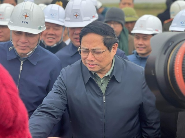 Le Premier ministre Pham Minh Chinh et la délégation de travail ont écouté un rapport sur l'avancement des travaux de construction du projet. Photo : Cuong Ngo