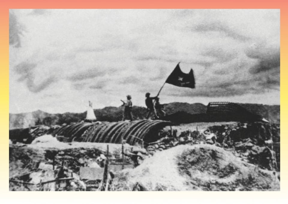 El 7 de mayo de 1954, nuestro ejército obtuvo una victoria completa en Dien Bien Phu. Hoja La bandera del presidente Ho Chi Minh que demuestra su determinación de luchar y ganar Minh entregó a las unidades que participaban en la Campaña de Dien Bien Phu el vuelo sobre el techo del búnker de mando enemigo. Foto TL