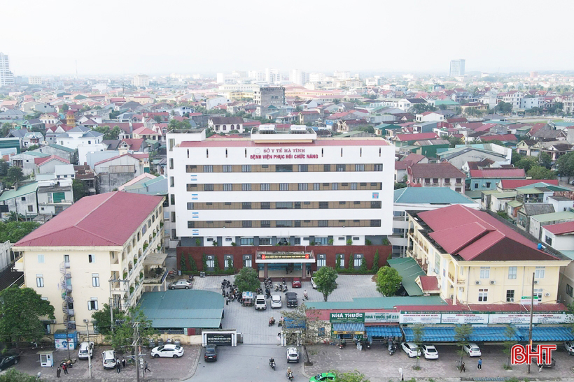 Ha Tinh-Arzt von Vietnams Gewerkschaftsbund als typisches Beispiel für „Lernen von Onkel Ho“ geehrt