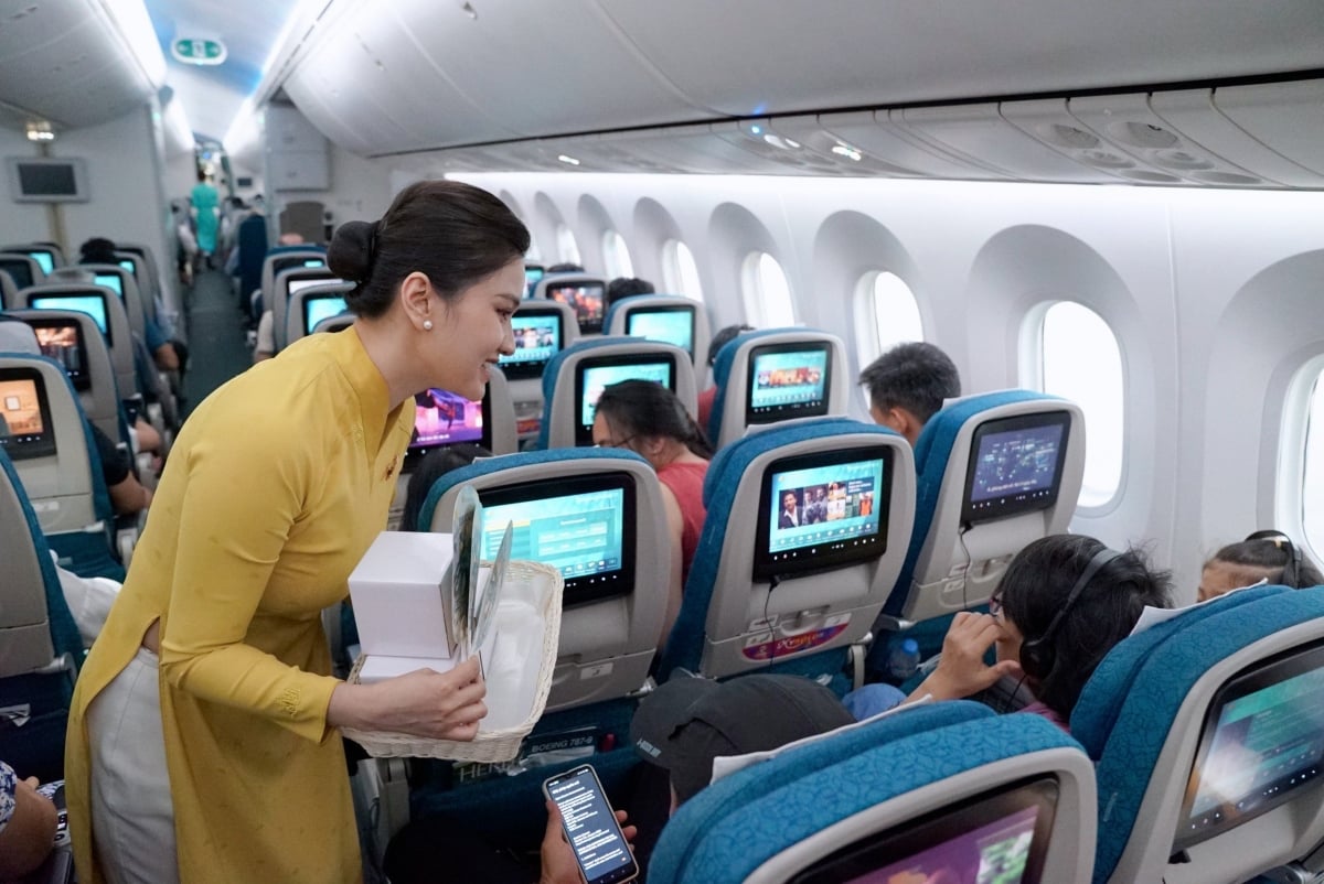 Hành khách nhí thích thú với quà 1/6 độc đáo của Vietnam Airlines