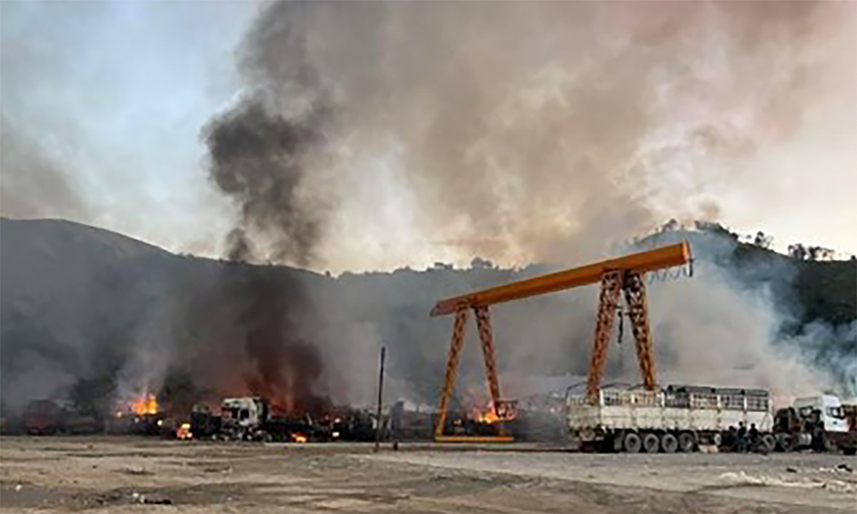 Des rebelles birmans soupçonnés d'avoir incendié 120 camions dans le nord-est de l'État