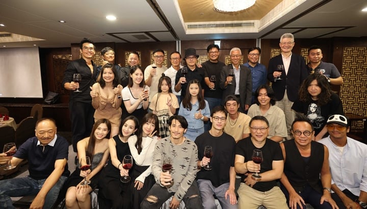 Lien Binh Phat y el equipo de filmación.