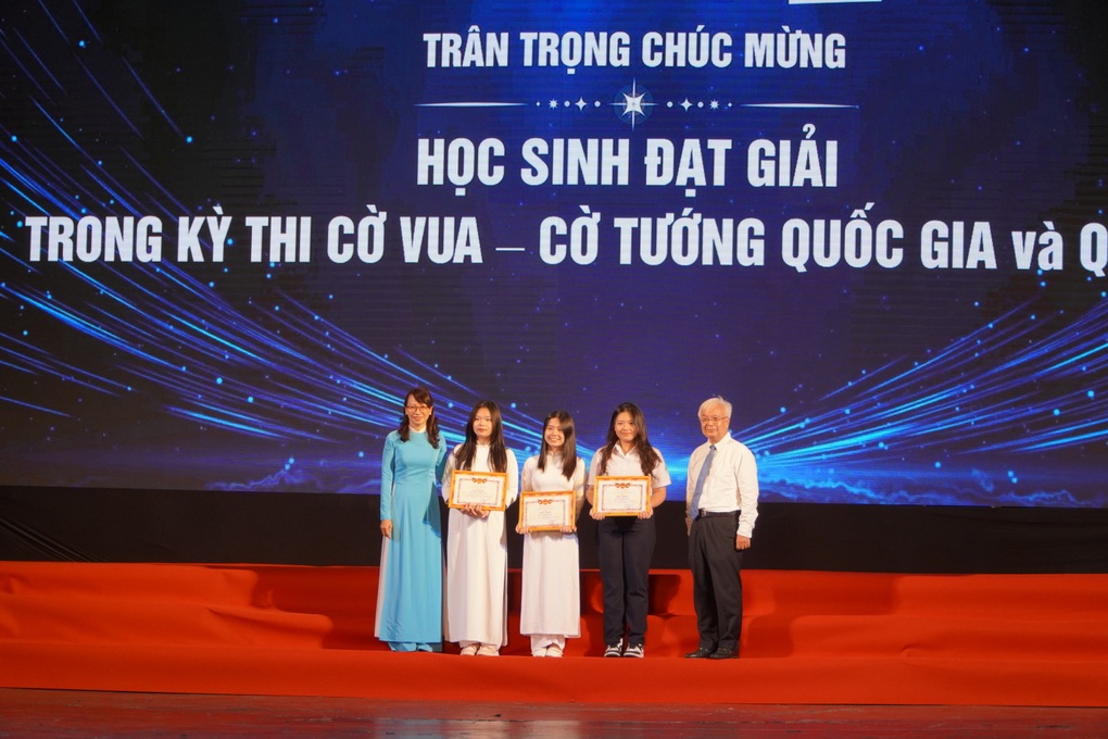 Một trường ở TPHCM có gần 99% học sinh giỏi, lớp 12 giành 100 tỷ học bổng - 2