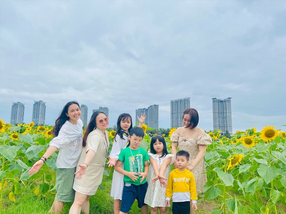 “Biết tin cánh đồng hoa hướng dương ở Ecopark đã nở rộ, cuối tuần vừa qua mình phải tranh thủ cùng gia đình ghé đến đây ngay lập tức để kịp thưởng hoa. Đứng giữa cả đồi hoa rực rỡ mình gần như bị choáng ngợp vì quá đẹp!” Quỳnh Hoa - một du khách chia sẻ.