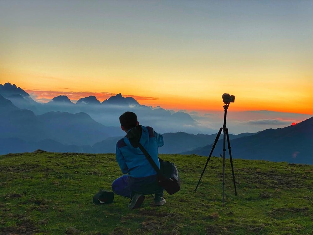 Selon M. Truong, Doi Bo est situé près du village d'O Quy Ho, il existe donc de nombreuses maisons d'hôtes et motels dans les environs où les touristes peuvent passer la nuit. Cet endroit n'est pas trop loin de la ville de Sa Pa, à seulement environ 10 km, les visiteurs peuvent donc rester en ville et venir ici pour la journée. Photo : NVCC