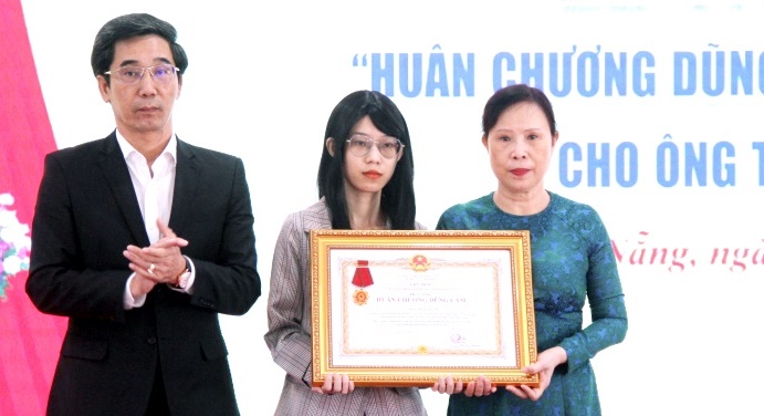 Remise à titre posthume de la Médaille du courage au citoyen Tran Minh Thanh