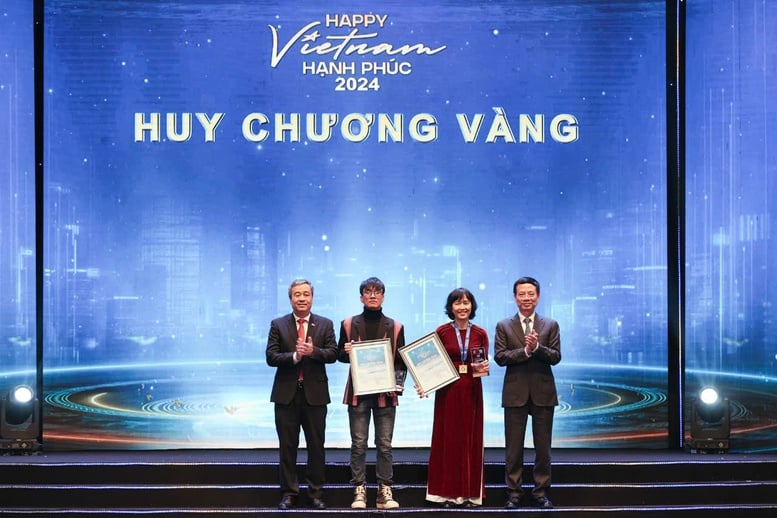 Photos de la cérémonie de remise des prix lors de la cérémonie de remise des prix du concours photo et vidéo « Happy Vietnam - Happy Vietnam 2024 »