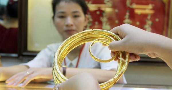 Do countries auction gold to increase supply like Vietnam?