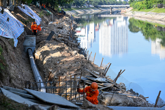 Construction of sewer system (wastewater collection) on both banks of To Lich River. Photo: Giang Huy