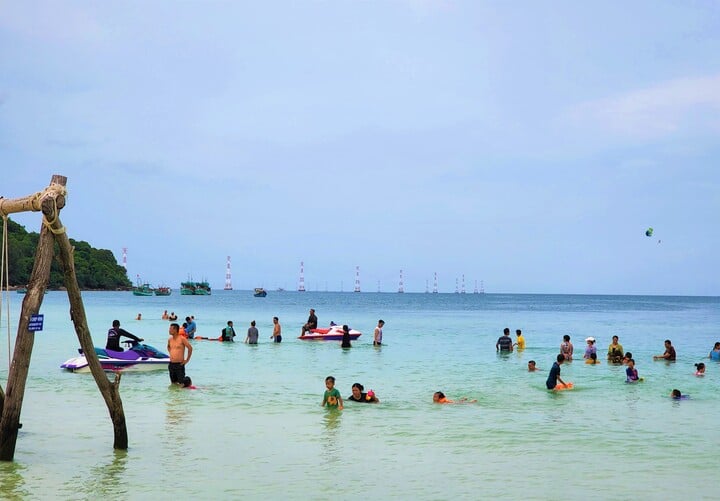 Die Elektrizitätsindustrie spielt eine wichtige Rolle in der Tourismusentwicklung auf der Insel Phu Quoc. (Auf dem Foto ist das Gebiet Bai Sao zu sehen, ein berühmter Touristenstrand in Phu Quoc mit Blick auf die 220-kV-Stromleitung Kien Binh – Phu Quoc)