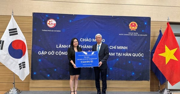 Ho Chi Minh City leaders meet, exchange and present Vietnamese bookcases to the Vietnamese community in Korea